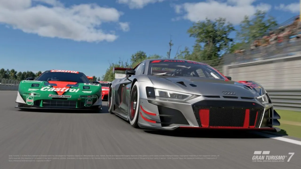Carro em alta velocidade em uma reta com pôr do sol em Gran Turismo 7