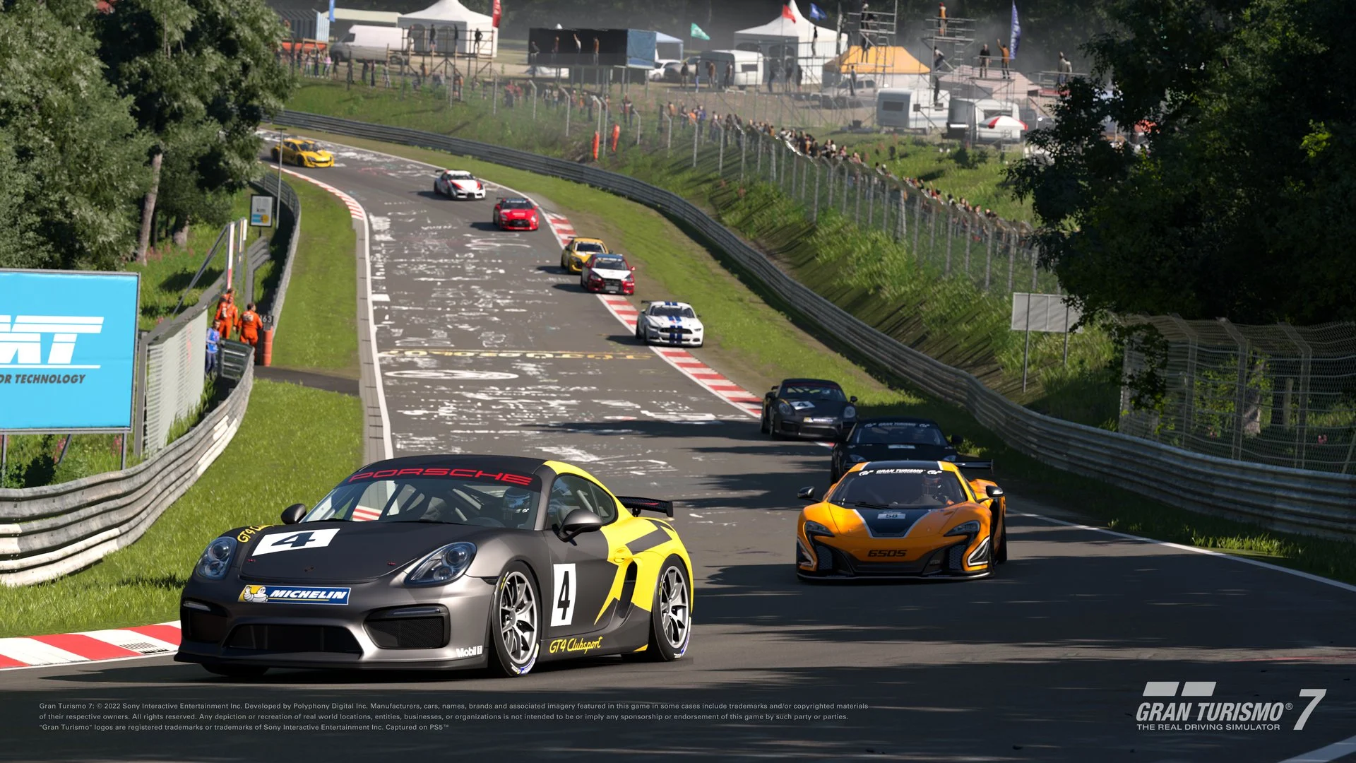 Visão de cockpit em Gran Turismo 7 durante uma corrida